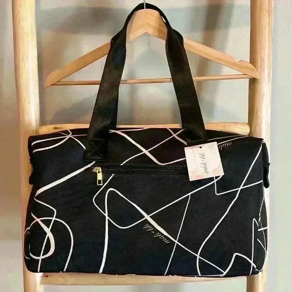 MALI & LILI WEEKENDER TRAVEL BAG - NWT Black & White Abstract pattern. - Picture 1 of 9